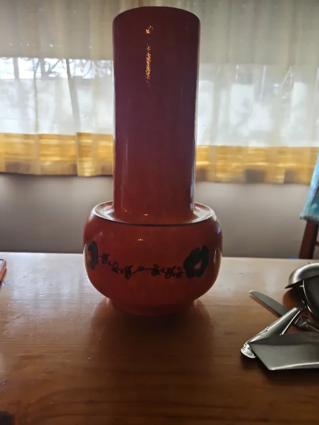 Florero de cerámica rojo y negro