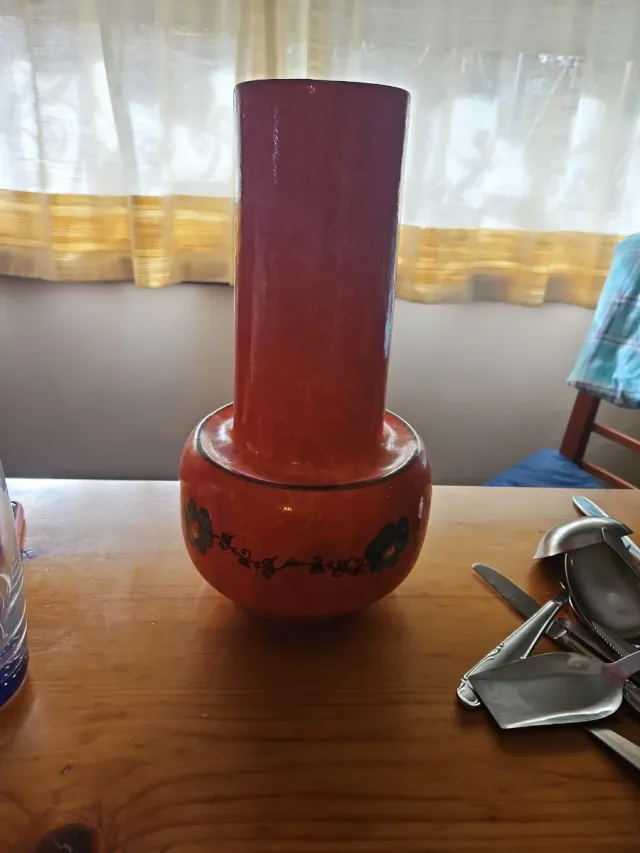 Florero de cerámica rojo y negro