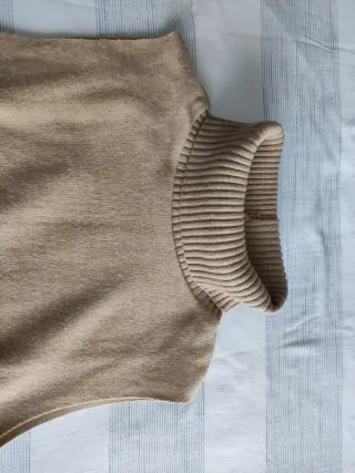 Jersey cuello cisne sin mangas beige