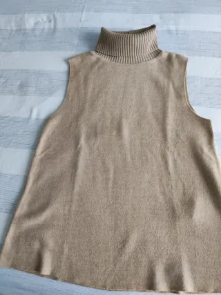 Jersey cuello cisne sin mangas beige