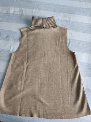Jersey cuello cisne sin mangas beige