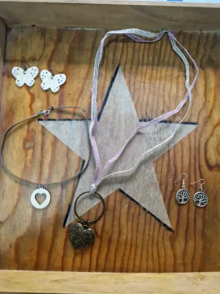 2 Collares + 2 pares de pendientes