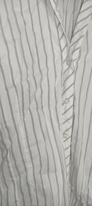 Blusa de rayas blanca y plateada