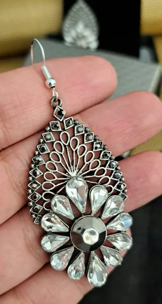 REBAJADOS HOY! Pendientes largos con pedrería