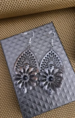 REBAJADOS HOY! Pendientes largos con pedrería