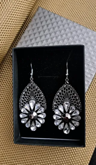 REBAJADOS HOY! Pendientes largos con pedrería