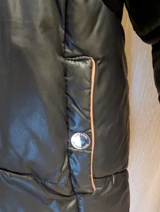 Plumífero Michael Kors Negro con Capucha.