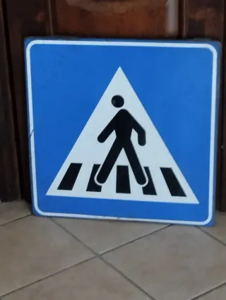 Insegna stradale attraversamento pedoni