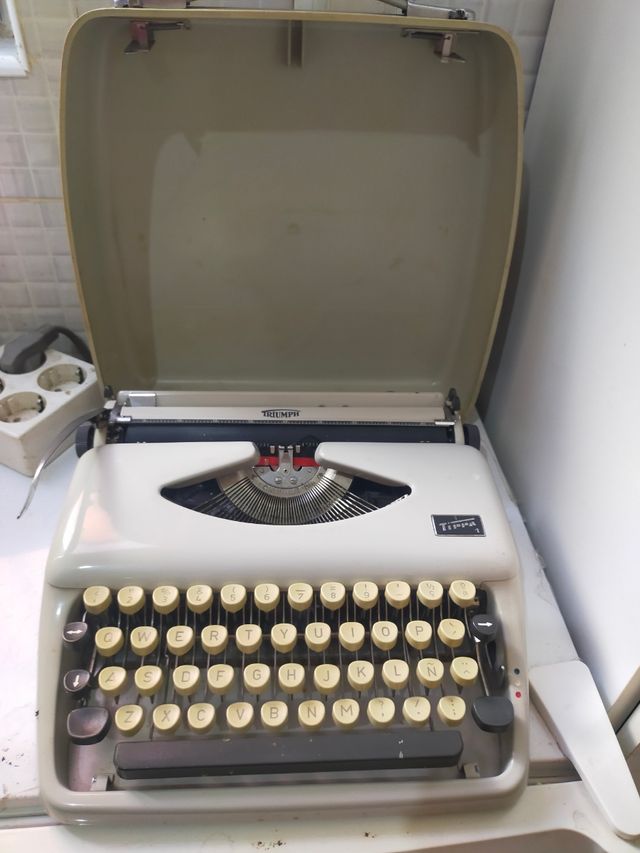 Máquina de escribir Triumph Tippa