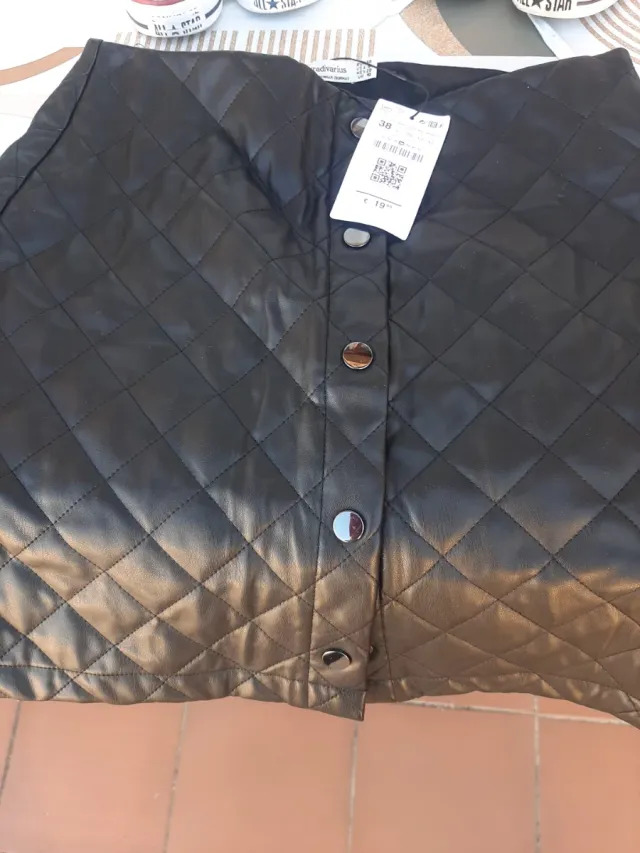 Falda Stradivarius acolchada negra T.38