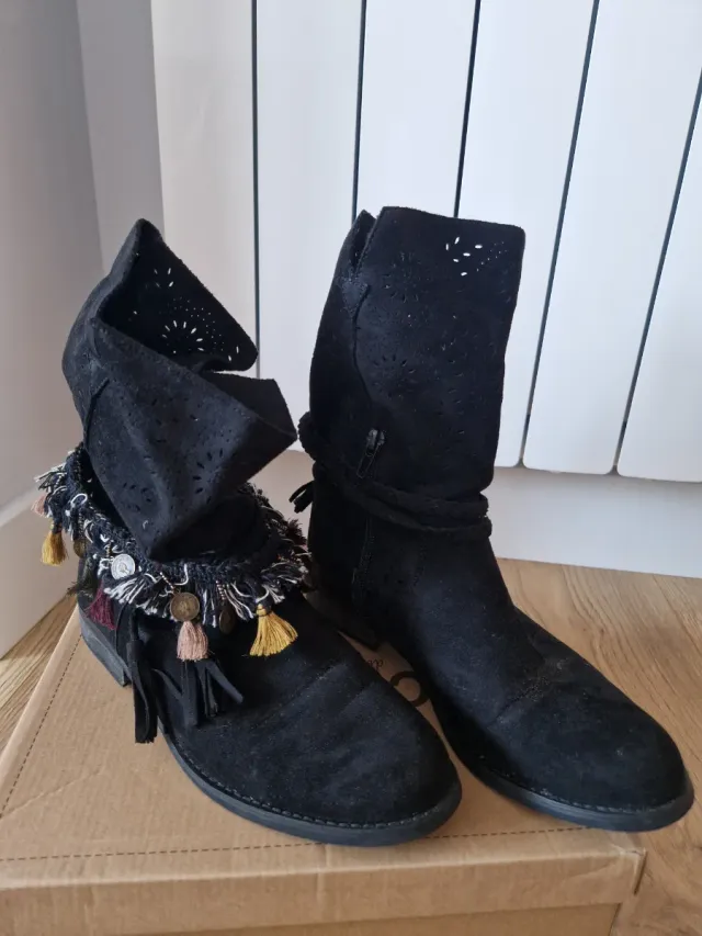 Botas negras con flecos y abalorios