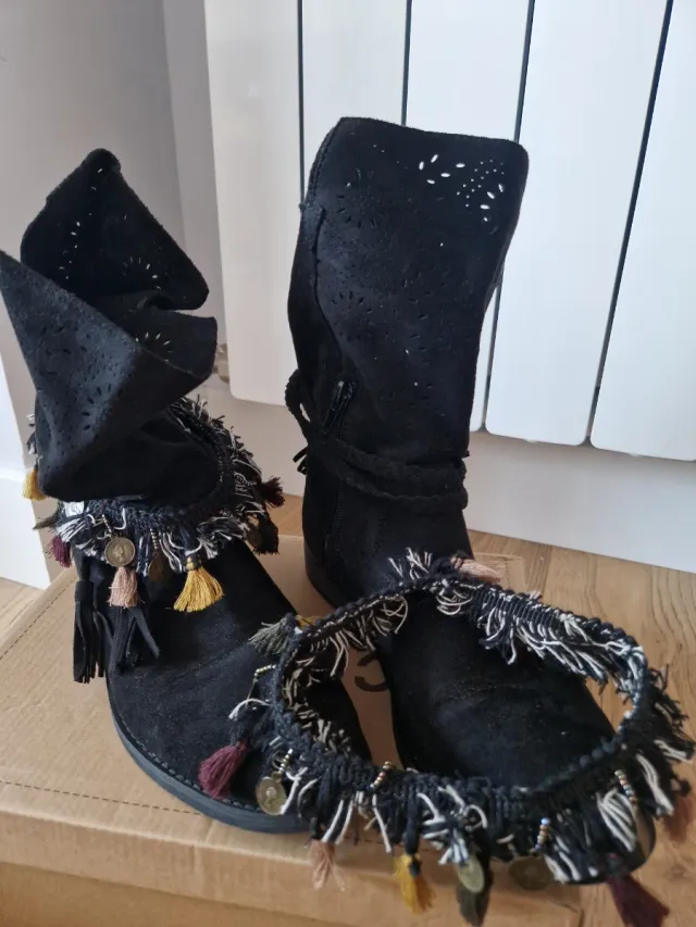 Botas negras con flecos y abalorios