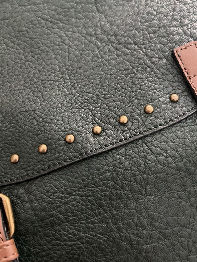 Bolso imitación piel verde con detalles marrones