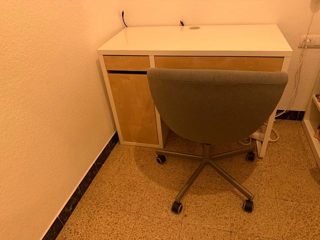 Escritorio juvenil y silla gris