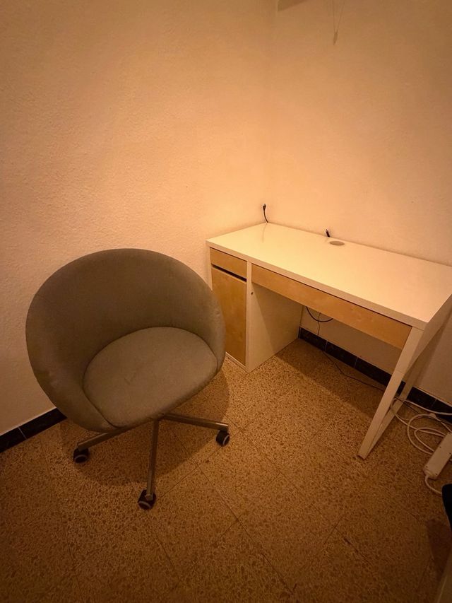 Escritorio juvenil y silla gris