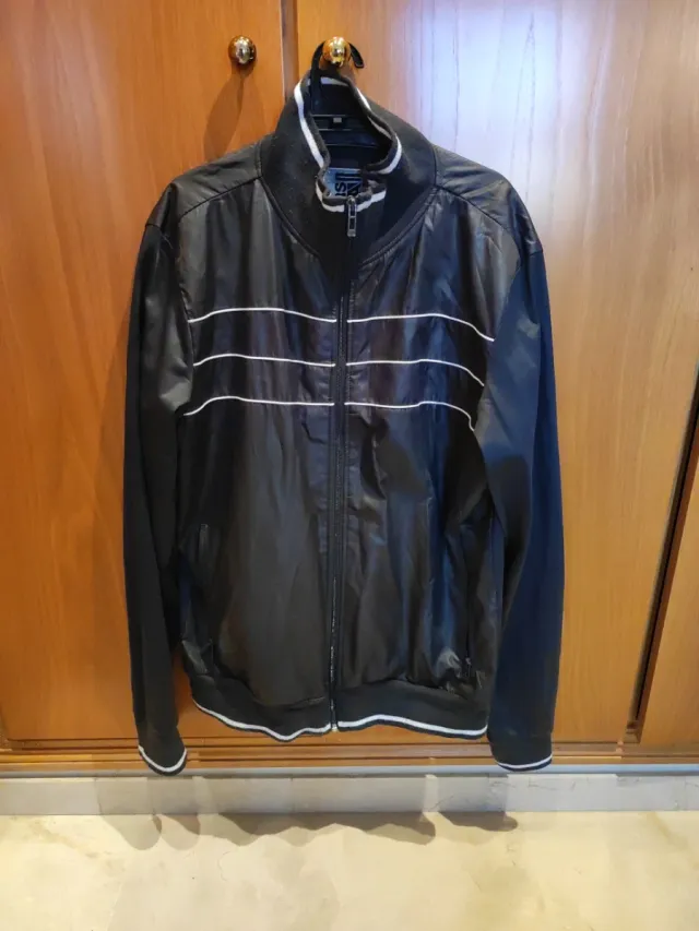 Chaqueta hombre Bershka Negra con Rayas Blancas