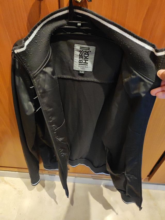 Chaqueta hombre Bershka Negra con Rayas Blancas