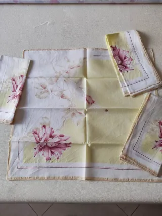 4 fazzoletti con fiori rosa e gialli