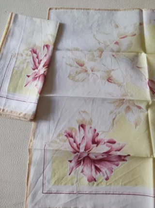 4 fazzoletti con fiori rosa e gialli