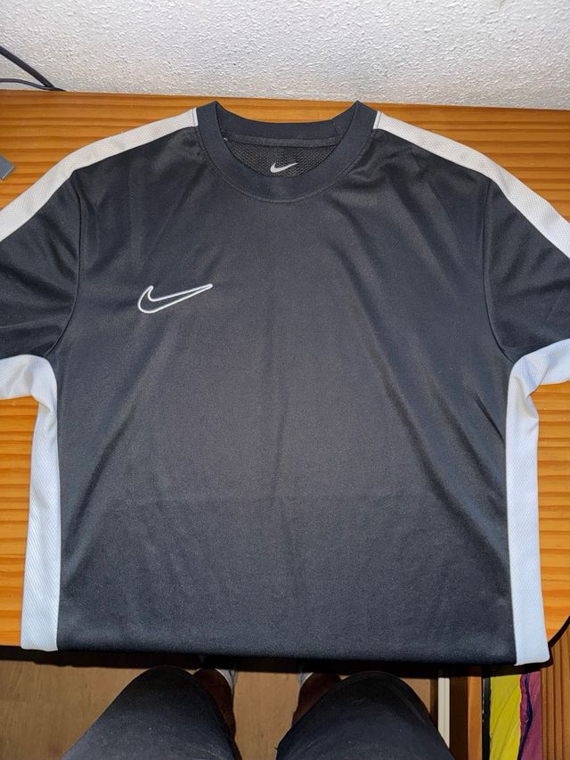 Camiseta deportiva Nike negra y blanca