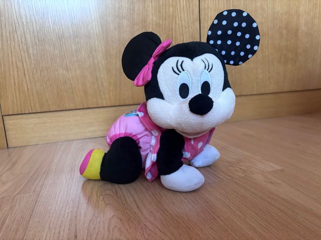 Minnie Mouse gateando peluche