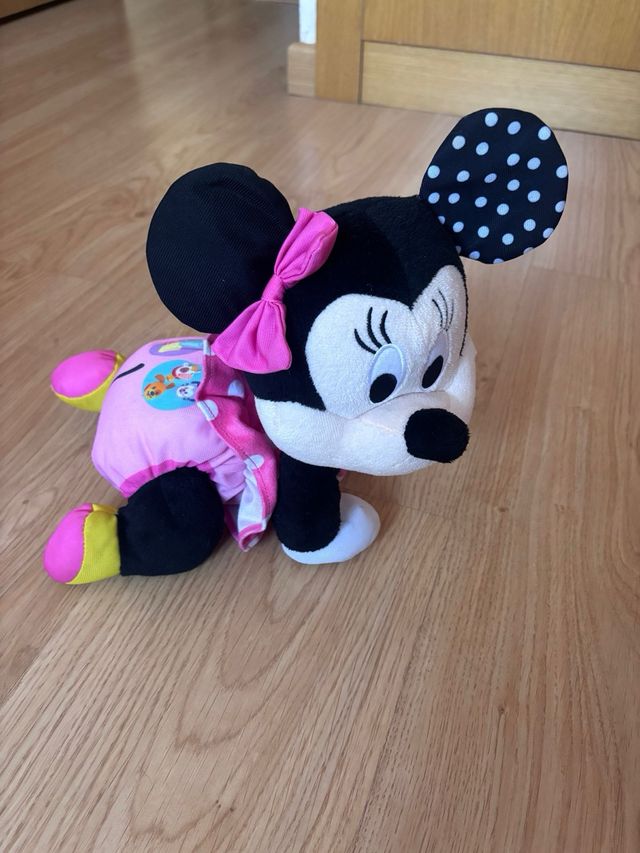 Minnie Mouse gateando peluche