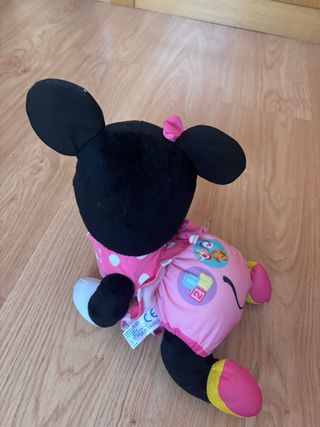 Minnie Mouse gateando peluche