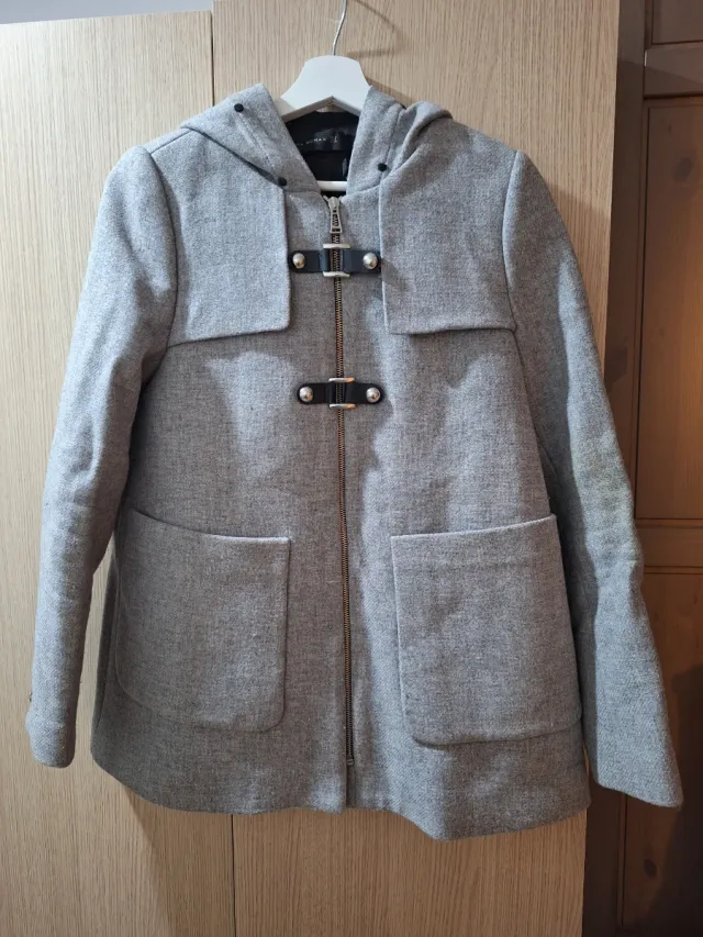 Chaqueta gris con capucha y cremallera