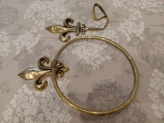 Toallero dorados flor de lis metal