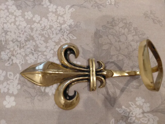 Toallero dorados flor de lis metal