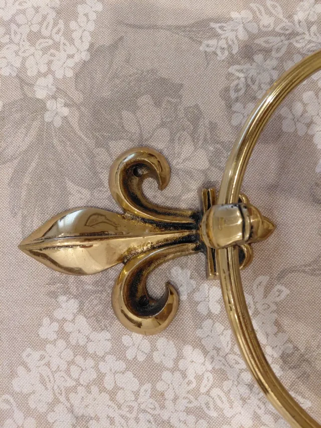 Toallero dorados flor de lis metal