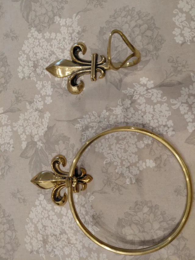 Toallero dorados flor de lis metal