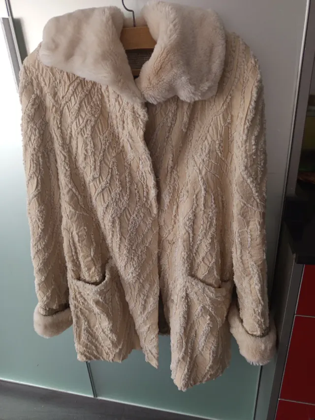 Abrigo vintage beige con cuello de pelo
