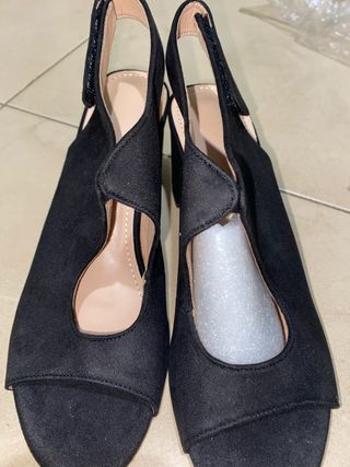 Sandalias negras nuevas