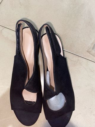 Sandalias negras nuevas