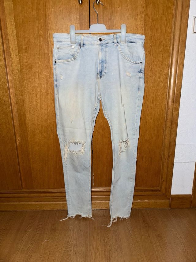Vaqueros Bershka desgastados azul claro