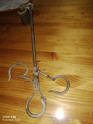 Due antiche bilance in ottone con contrappeso