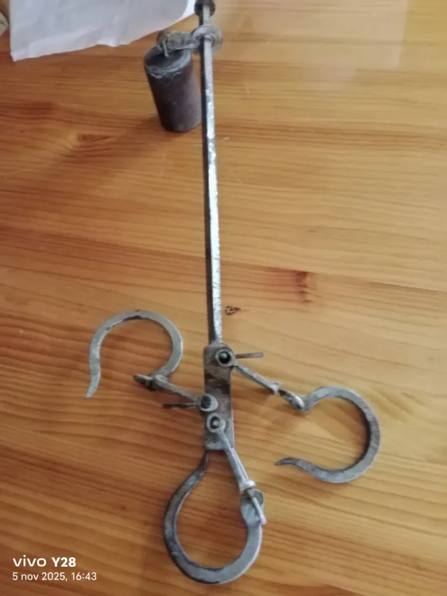 Due antiche bilance in ottone con contrappeso