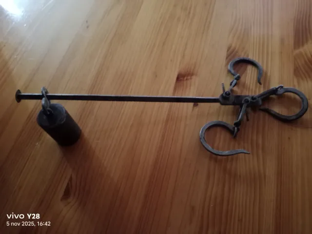 Due antiche bilance in ottone con contrappeso