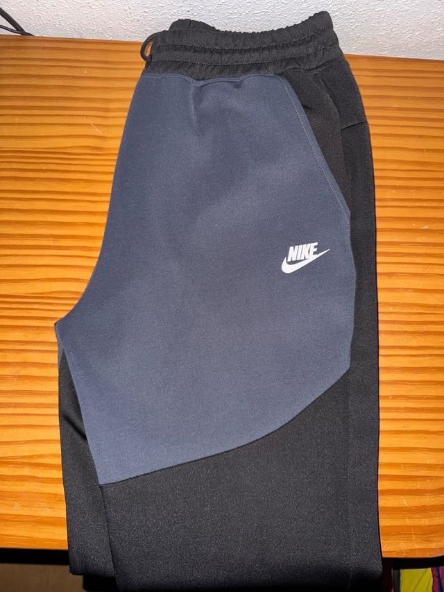 Conjunto Nike Tech negro y gris