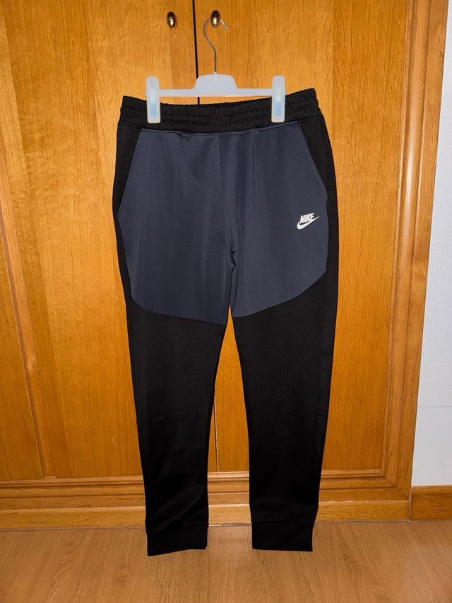 Conjunto Nike Tech negro y gris
