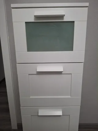 Cassettiera bianca con vetro