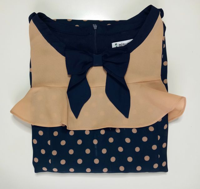 Vestido azul marino con lunares rosados