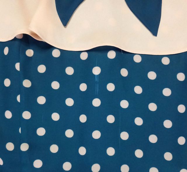 Vestido azul marino con lunares rosados