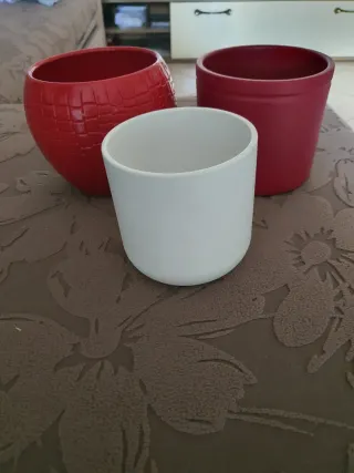3 vasi in ceramica rossi e bianchi