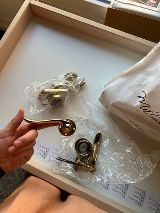 Pomos de puerta dorados