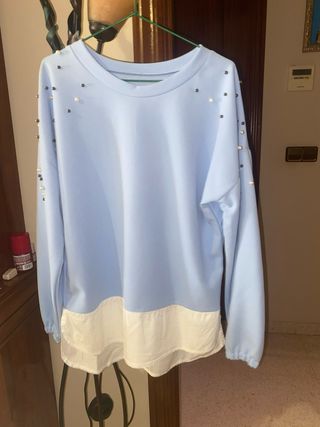 Blusa azul con perlas y detalle blanco