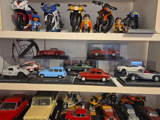 Maquetas coches 1:43 y 1:38
54 unidades