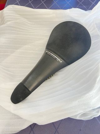 Sillín TUNE SPEEDNEEDLE ALCÁNTARA