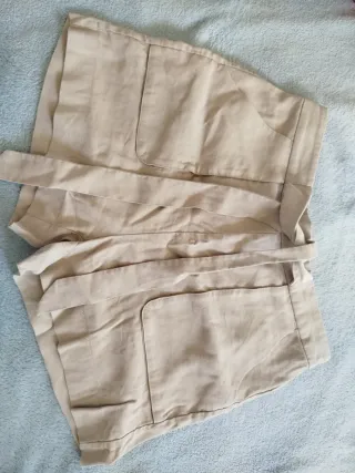 Shorts de mujer beige con cinturón